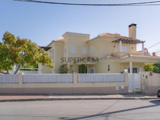 Moradia Isolada com Piscina e Jardim Charneca da Caparica