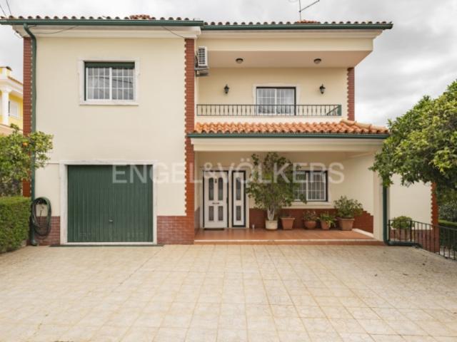 Moradia Isolada com Terreno em Odivelas