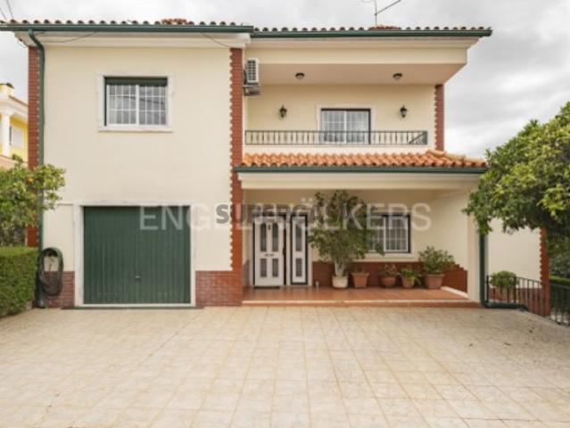 Moradia Isolada com Terreno em Odivelas