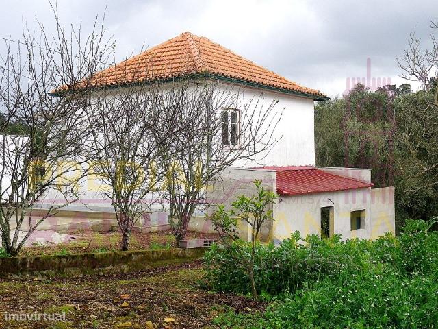 Moradia isolada com terreno envolvente