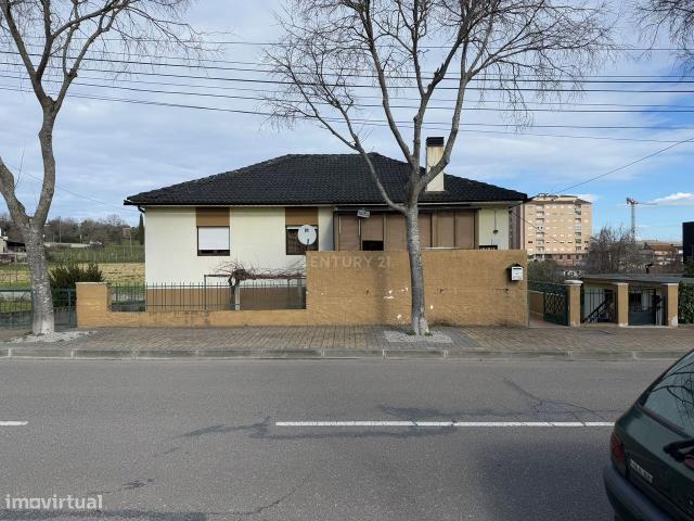 Moradia Isolada com Vista para o Castelo a 2 minutos do Centro de Br