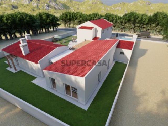 Moradia isolada com 3 quartos + 1 com piscina inserida em Lote 1011m2 excelentes acabamentos