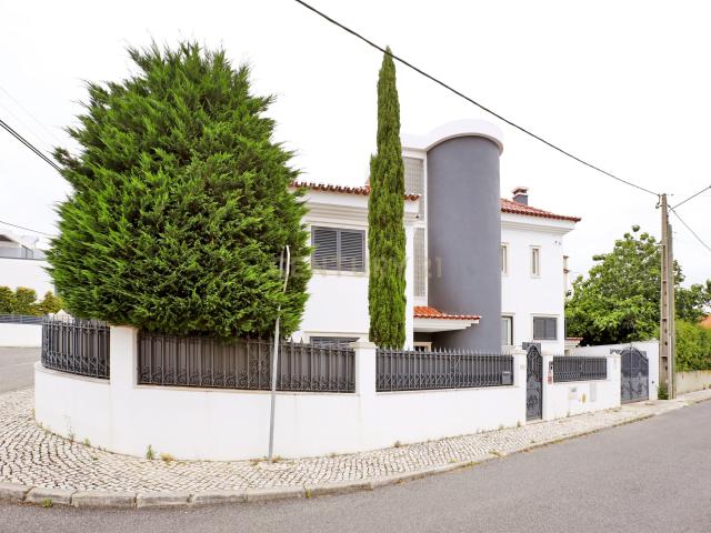 Moradia Isolada com 5 Quartos em Odivelas