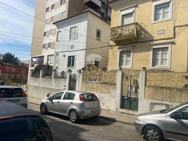 Moradia isolada composta por 2 habitações, Lisboa, moradia com 2 T2