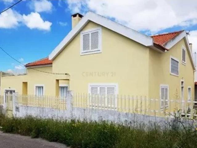 Moradia isolada, Charneca de Caparica, com 5+2 assoalhadas V3+1, lote de 584 m2, muito perto das praias