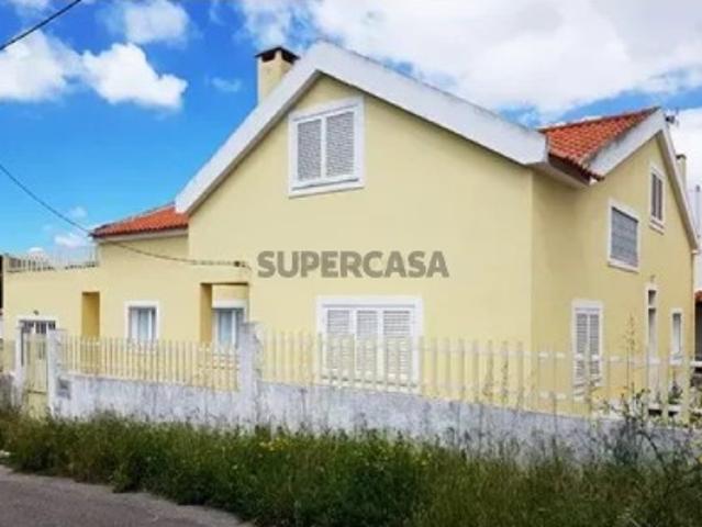 Moradia isolada, Charneca de Caparica, com 5+2 assoalhadas V3+1, lote de 584 m2, muito perto das praias