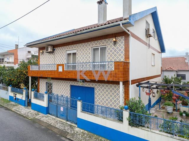 Moradia isolada | Bairro Pedernais | 3 pisos | T2 + T1 | Garagem | Quintal