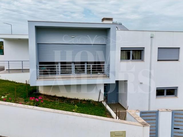 Moradia Isolada | Garagem para 2 carros