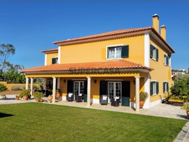 Moradia Isolada com amplo espaço exterior !