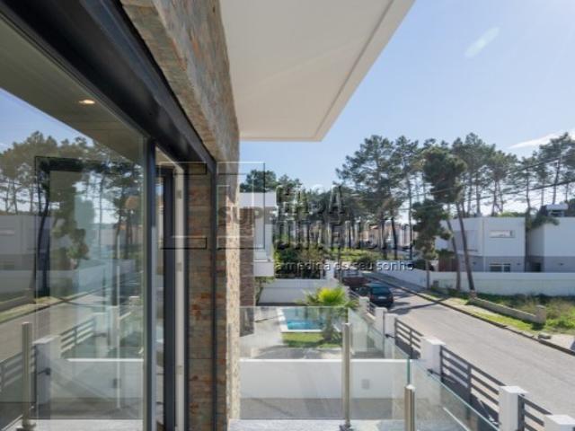 Moradia isolada de Arquitectura Moderna de tipologia T4 na zona da Aroeira, com Piscina, Garagem e Jardins!