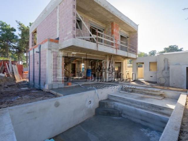 Moradia isolada de Arquitectura Moderna de tipologia T3 na zona da Aroeira, com Piscina, Garagem e Jardins!