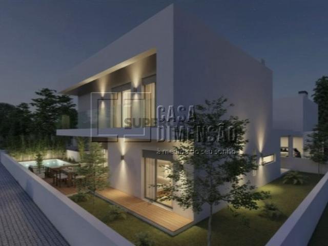 Moradia isolada de Arquitectura Contemporânea de tipologia T3 na zona da Aroeira, com Piscina e Jardins!