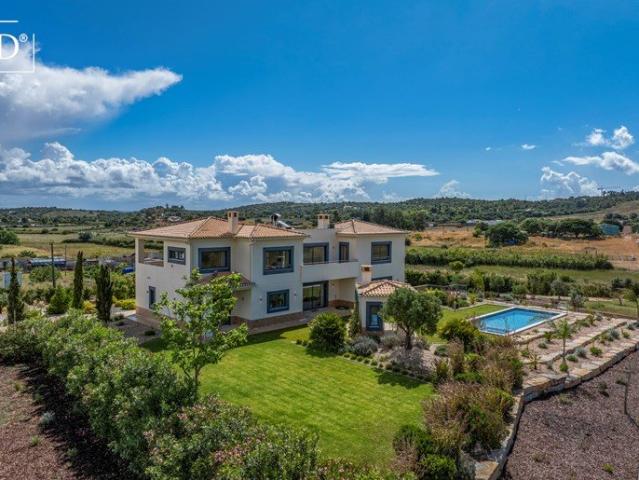 Moradia Isolada de Luxo T4 com Piscina Aquecida e Amplo Terr. 470m² Odiáxere
