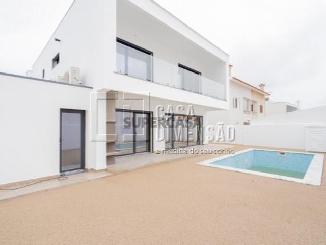 Moradia isolada de tipologia T4 na melhor zona da Aroeira/Marisol, com Piscina, Garagem e Jardins!
