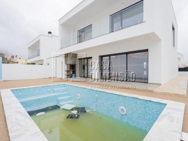 Moradia isolada de tipologia T4 na melhor zona da Aroeira/Marisol, com Piscina, Garagem e Jardins!
