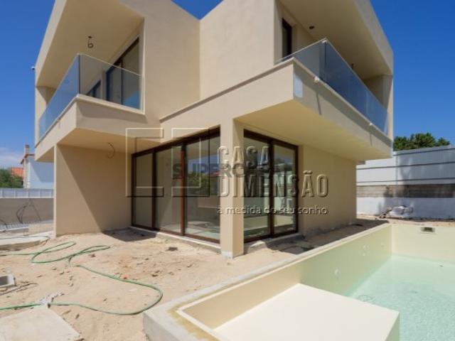 Moradia isolada de tipologia T3 na melhor zona da Aroeira, com Piscina, Garagem e Jardins!