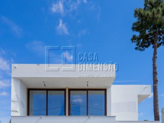 Moradia isolada de tipologia T3 na melhor zona da Aroeira, com Piscina, Garagem e Jardins!