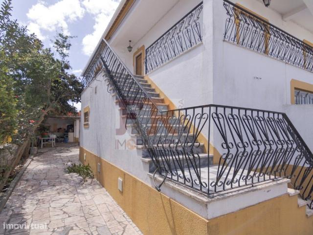 Moradia Isolada Duplex T4 com garagem para espao comercial, Quint.