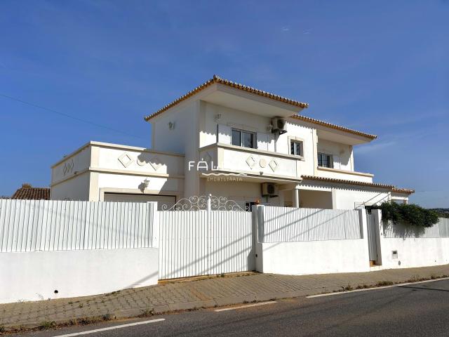 MORADIA ISOLADA EM LOTE DE 783 m² – CONSTRUÇÃO 2011