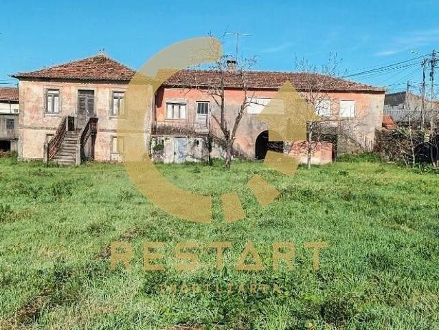 Moradia isolada em ruínas com anexos inserida num terreno de 1750m2