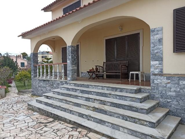 Moradia Isolada junto a Praia de So Julio