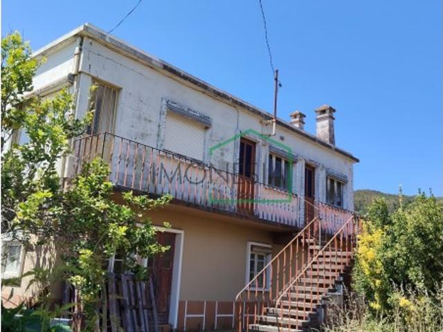 Moradia isolada localizada em vila praia de Âncora