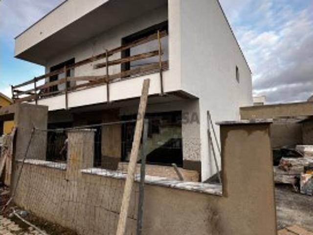 Moradia isolada nova T4 com garagem e piscina em Quinta de Valadares Corroios