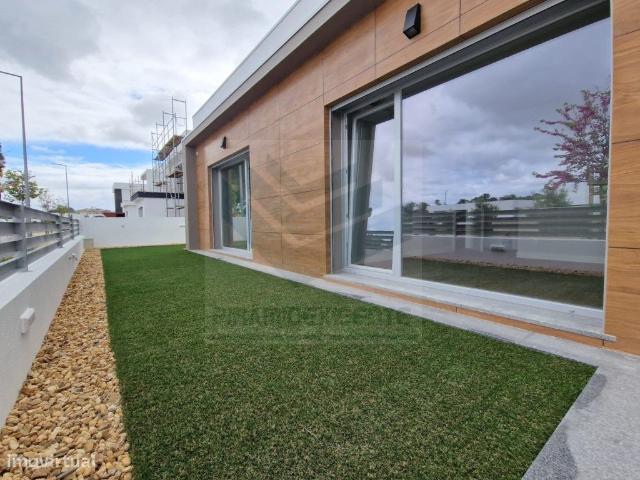 Moradia Isolada Nova, Terminada! 2 Sutes, Garagem e Piscina