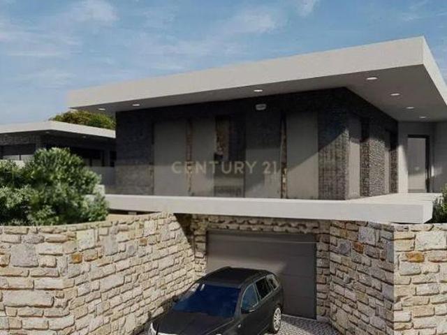 Moradia isolada nova com jardim e garagem