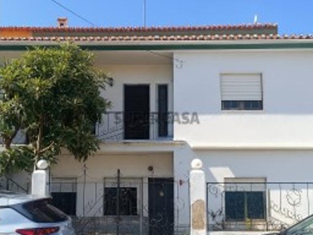 Moradia Isolada no Lavradio Ideal para Investimento em Hostel, Lar ou Projeto Residencial