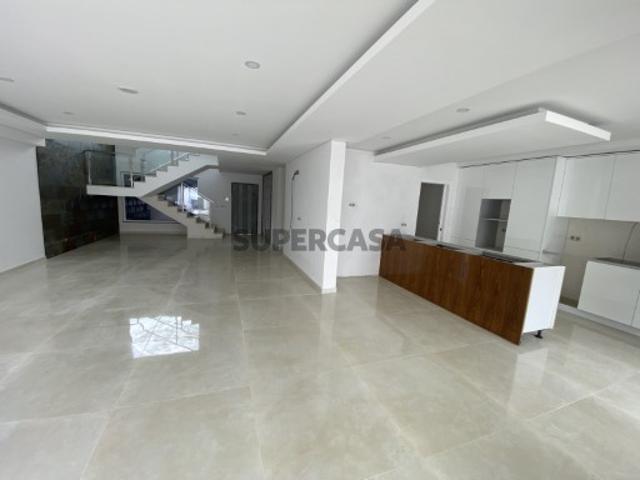 Moradia Isolada na Charneca da Caparica, com 300 m2, incluindo