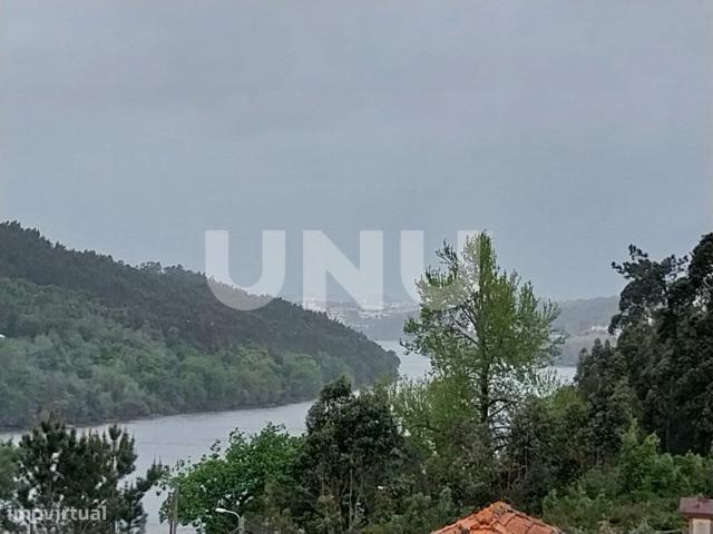 Moradia isolada sobre o Rio Douro, em Zebreiros, Gondomar