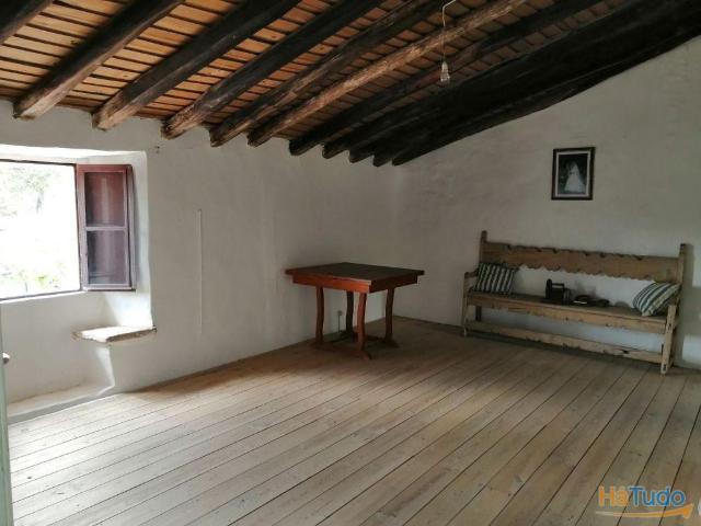 Moradia isolada, situada no campo, vistas extraordinárias para a paisagem marvanense e Castelo de Marvão. | 26063009039