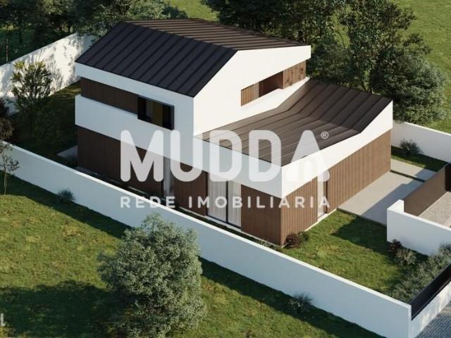 Moradia isolada revestida a cortia, com piscina
