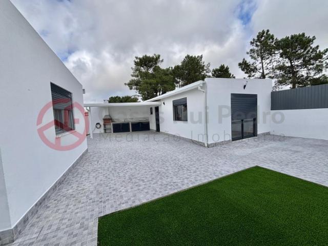 Moradia isolada, renovada, em Fernão Ferro, Seixal