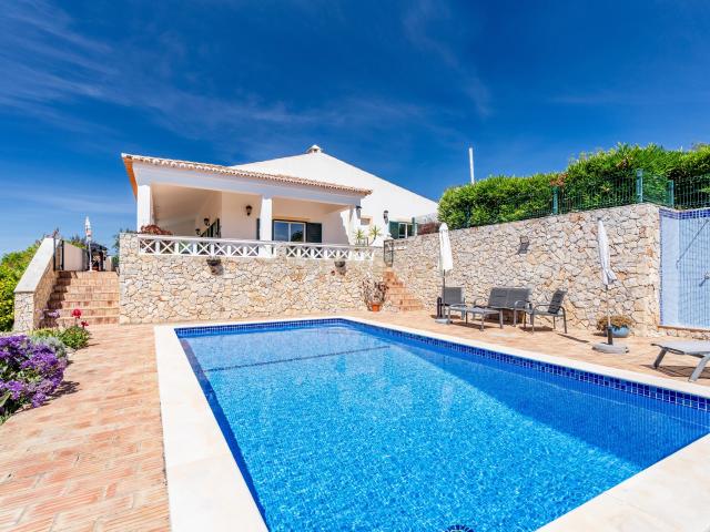 Moradia isolada T2, com piscina, jardim, estacionamento e vista panorâmica