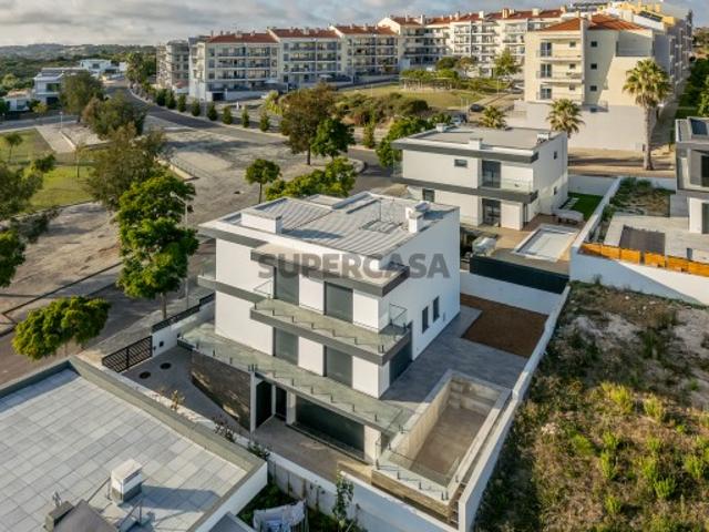 Moradia Isolada T3+1 Nova e Moderna em Mafra