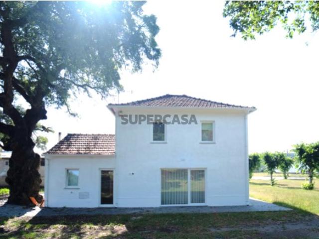 Moradia isolada T3+1 localizada na aldeia do Beco, Macinhata do Vouga