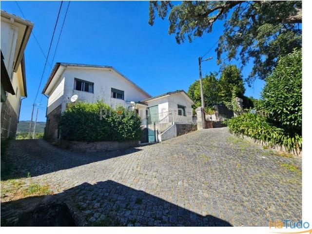 Moradia Isolada T3+1, terreno com 550m2, cozinha regional, água de furo. Em zona tranquila, a 7 km do centro de Amarante | 26064062298