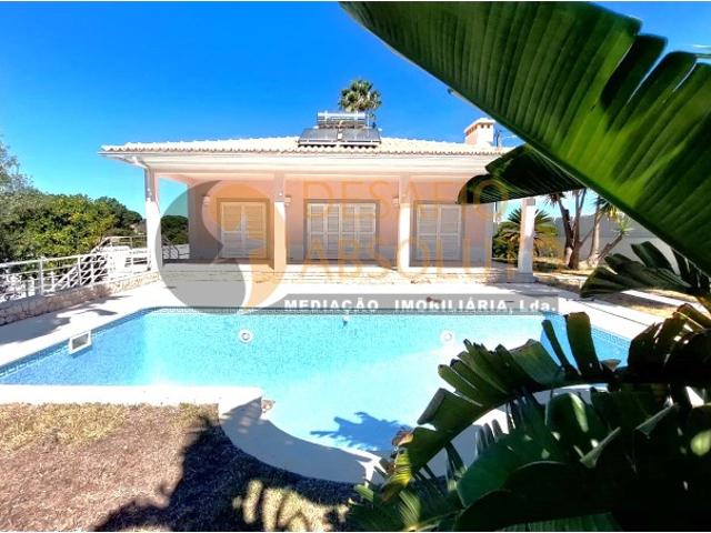 Moradia Isolada T3+2 com Cave e Piscina Sesimbra