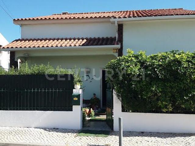 Moradia Isolada T3+2 com piscina e garagem