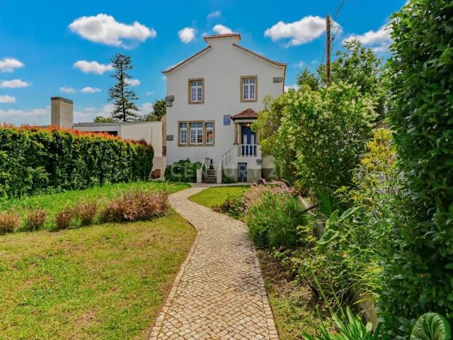 Moradia isolada T3 + 1 com vista mar em localização premium no coração de Caxias!