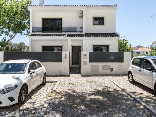 Moradia Isolada T3 + 4 com Jardim em S. Pedro do Estoril