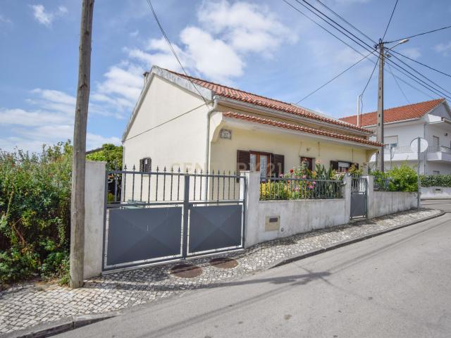 Moradia Isolada T3 com Sótão e Garagem – Quinta das Dálias, Famões
