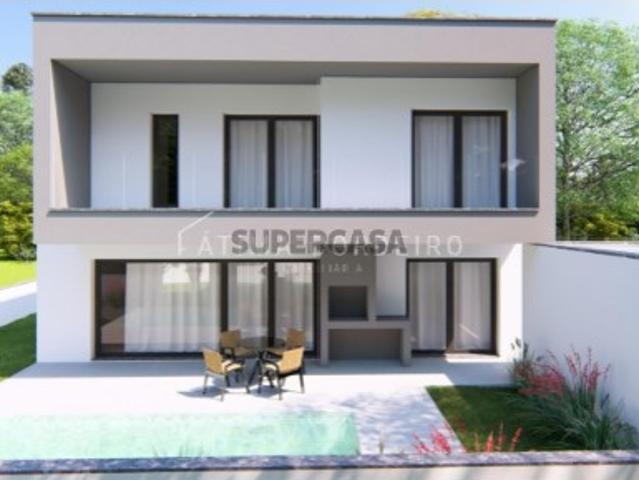 Moradia isolada T3 na Aroeira, com piscina, garagem e acabamentos de luxo, pensados para proporcionar o máximo conforto e sofisticação
