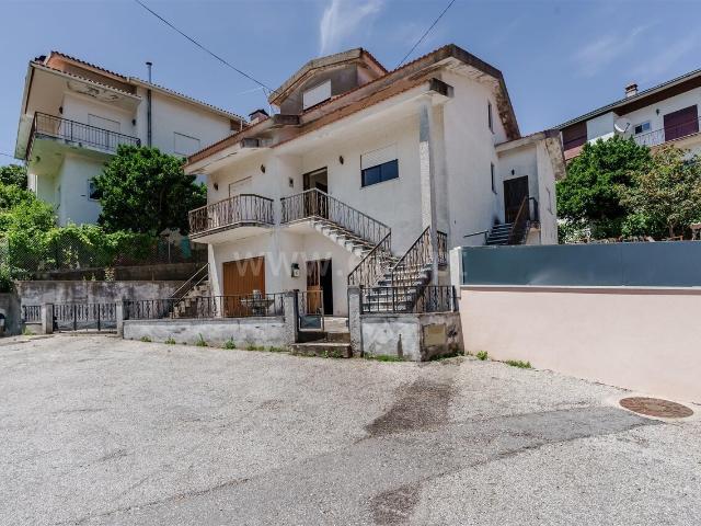 Moradia Isolada T3 / Seia, Torrozelo