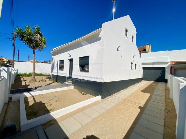 Moradia isolada T3, totalmente remodelada, na Charneca da Caparica