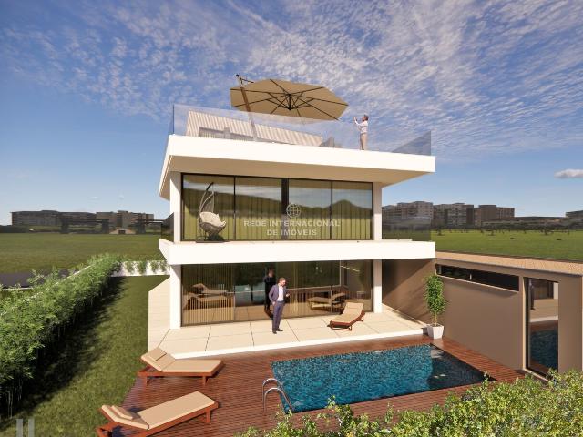 Moradia isolada T4+1 com piscina e vistas de mar, junto à praia de Miramar