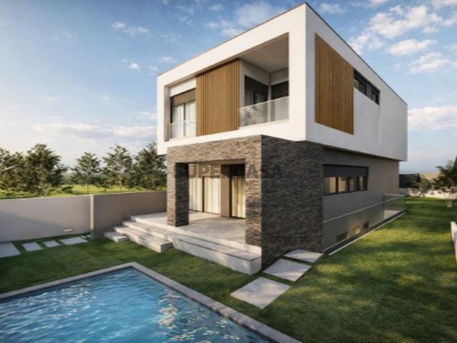 Moradia Isolada T4+1 de Arquitetura Contemporânea com Piscina no Estoril