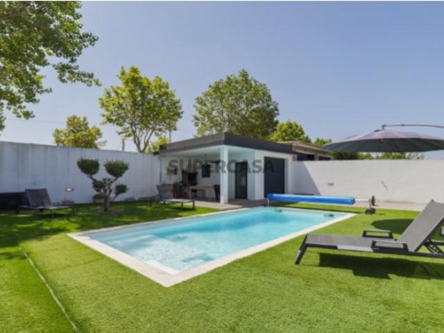 Moradia Isolada T4 com piscina e jardim em Vila Nogueira de Azeitão